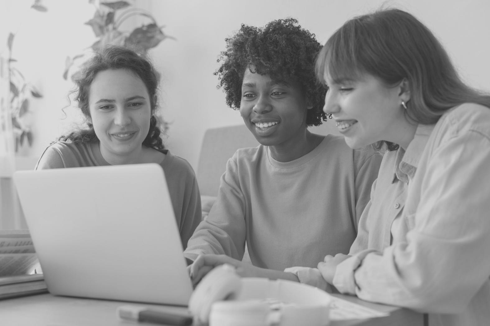 Grupo de personas colaborando en estrategias financieras durante una sesión de aprendizaje comunitario