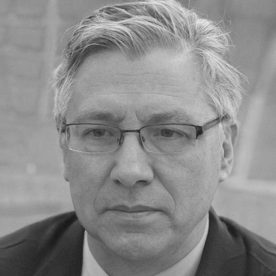 Carlos Mendoza, Director Financiero